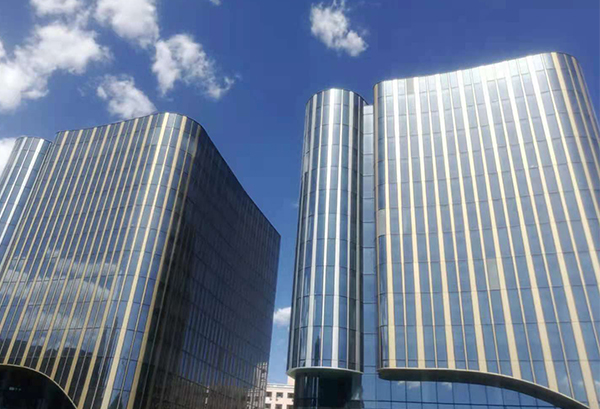 盛达拉弯的薛经理民品车间杨工段长到和平幕墙公司中关村西三旗科技园项目部为客户答疑解惑