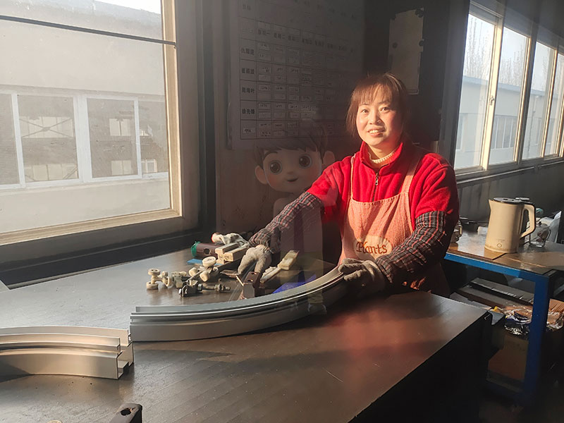 北京型材拉弯加工厂“三八”妇女节：致敬最美“她”身影