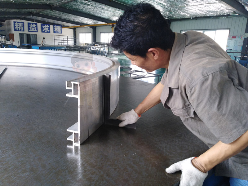 铝包木型材拉弯在家具设计中的应用：创造个性化、环保的家居解决方案