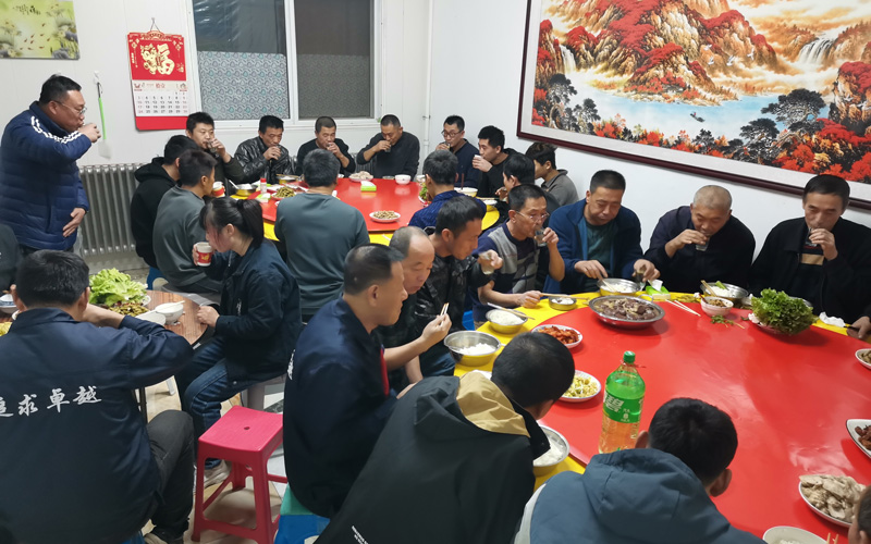 盛达伟业北京型材拉弯厂冬季关怀：发放劳动保护用品与组织聚餐活动的双重温暖